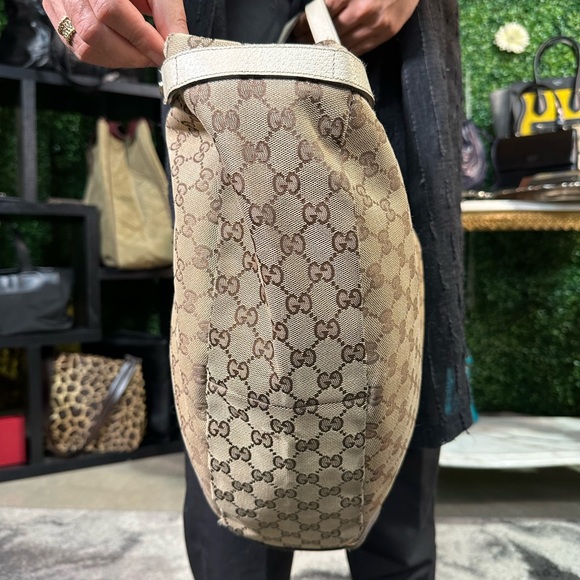 Gucci Abbey Guccissima Monogram Medium Shoulder Bag in Tan Cream - Picture 10 of 17